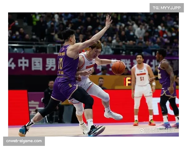 季后赛镜头：广东与辽宁比赛中，两队球员多次在暂停时扶着膝盖大口喘气